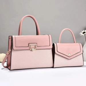 Detailansicht eines rosa zweiteiligen Handtaschen-Sets aus Leder-Mix und gewebter Textur