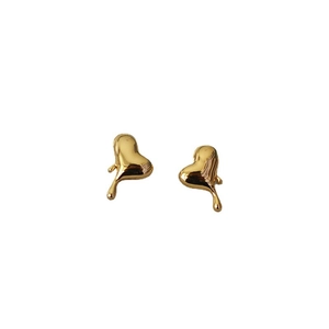 Minimalistische goldene Ohrstecker in Herzform mit flüssigem Metalldesign Effekt