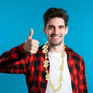 Collier signe dollar doré pour déguisements hip-hop et accessoires de fête sur fond bleu