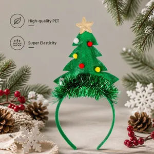 Détail du serre-tête sapin de Noël avec paillettes, pompons colorés et monture PET flexible