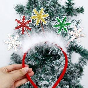 Détail d'un serre-tête de Noël festif avec flocons de neige pailletés et fourrure blanche