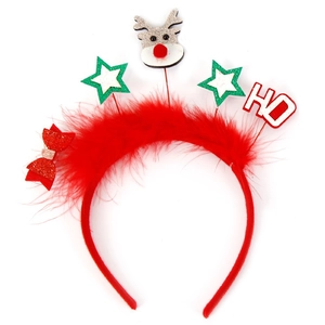 Détail d'un serre-tête de Noël rouge avec renne, paillettes et bordure en plumes rouges