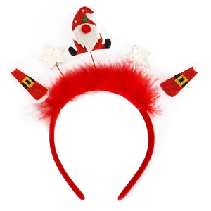 Détail de serre-tête de Noël avec plumes rouges, gnome en peluche, étoiles et bottes de Noël