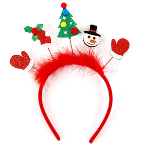 Détail d'un serre-tête de Noël avec bonshommes de neige, sapins et plumes rouges