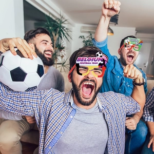 Détail de lunettes en papier de l'équipe de football belge pour supporters de la Coupe