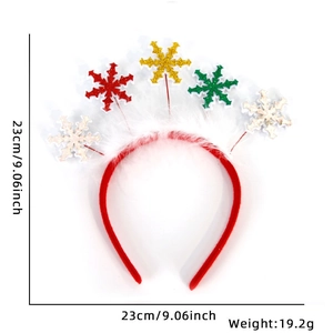 Vue détaillée d'un serre-tête de Noël avec flocons pailletés et bordure en plumes