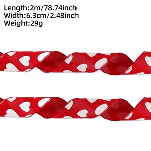 Detail eines 6,3 cm breiten roten Leinenbandes mit weißen Herzen und Nahtkanten