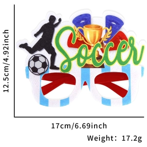 Vue détaillée de lunettes de fête football avec dimensions 17cm de largeur et 12,5cm