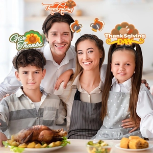 Familie trägt Thanksgiving-Haarreifen mit Truthahn und Give Thanks Schriftzug für die Party