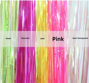 Dettaglio di tende a frange laser nei colori verde, rosso rosa, oro e rosa metallizzato