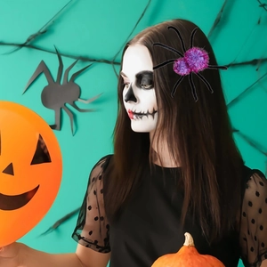 Pince à cheveux araignée violette d'Halloween portée par un mannequin pour fête