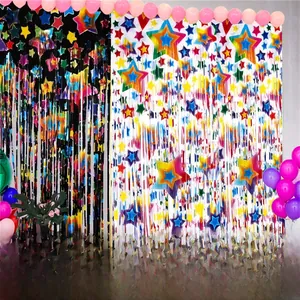 Détail d'un rideau de pluie scintillant à motifs d'étoiles pour décoration de fête festive