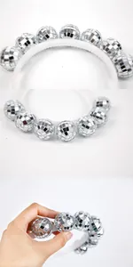 Dettaglio del cerchietto con palline disco specchiate e paillettes riflettenti argento