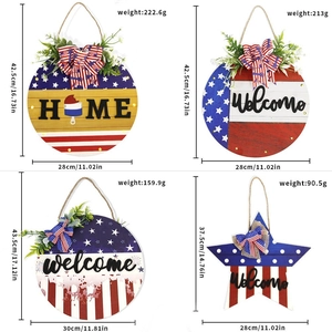 Dettaglio di targhe patriottiche in legno per porta con bandiera USA e fiocchi