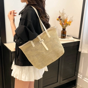 Sac cabas minimaliste en paille avec anses en cuir blanc dans un cadre intérieur moderne