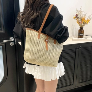 Sac fourre-tout minimaliste en paille tissée avec lanières en cuir marron et décor de style
