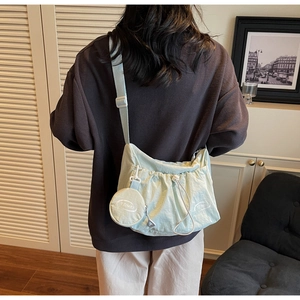 Detailansicht der minzgrünen Nylontasche mit Kordelzug und kleinem Münzbeutel-Anhänger