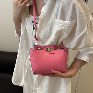 Sac à main vintage rose pour femme avec fermoir doré et bandoulière élégante
