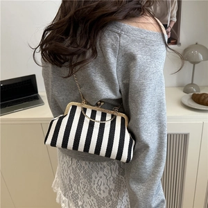 Sac rétro à rayures noires et blanches avec poignée dorée et bandoulière chaîne