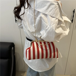 Sac rétro à rayures rouges et blanches avec chaîne dorée porté par un modèle