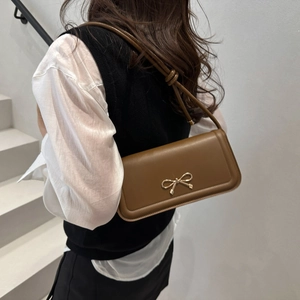 Braune Leder-Baguette-Tasche mit goldener Schleifenschnalle und geknotetem Riemen