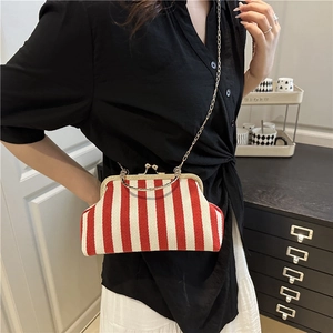 Sac rétro à rayures rouges et blanches avec bandoulière chaîne dorée porté par mannequin