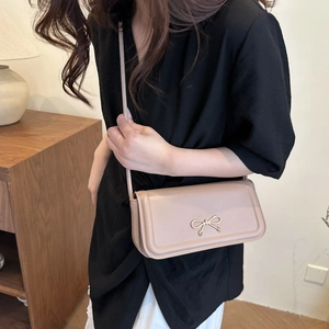 Rosafarbene minimalistische Baguette-Umhängetasche für Damen mit goldenem Schleifenverschluss