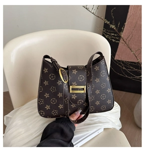Dettagli della borsa a spalla marrone vintage con fibbia dorata e motivo monogramma chic
