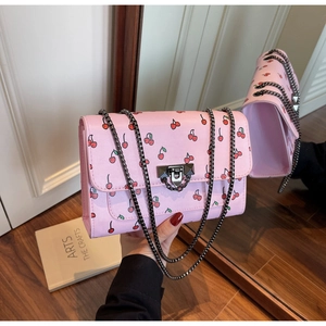 Sac bandoulière rose à motif cerises avec chaîne noire et fermoir vintage