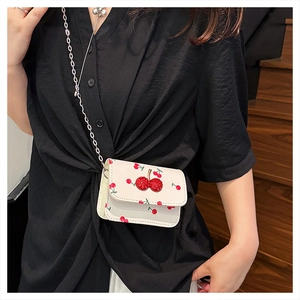 Mini borsa a tracolla bianca con stampe di ciliegie e ciliegie 3D su catena d'argento