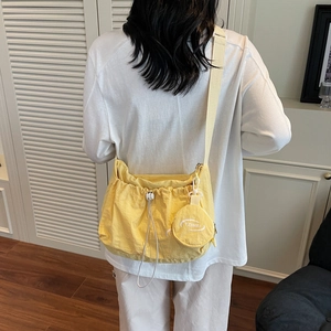 Schicke gelbe Kordelzug-Schultertasche mit kleinem Beutel und gewebtem Gurt Damen