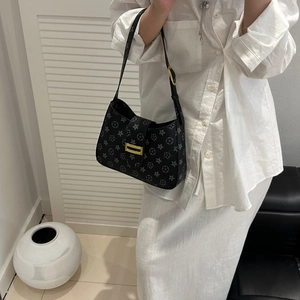 Borsa a spalla minimalista nera con motivo a stelle e fibbia in metallo dorato