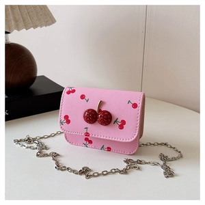 Nahaufnahme der rosa Mini-Umhängetasche aus PU-Leder mit Kirschmuster und Strass-Verschluss