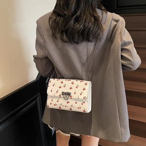 Sac bandoulière blanc chic avec imprimé cerises rouges et chaîne argentée femme