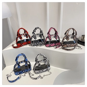 Collezione di mini borse in PVC con stampe animalier e tracolle a catena metallica