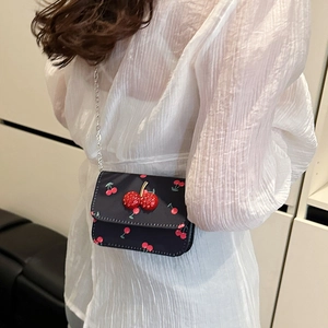 Mini borsa a tracolla nera con stampe di ciliegie rosse e ciondoli 3D su catena