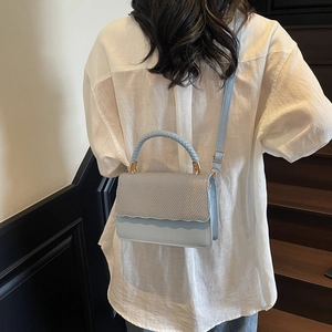 Sac bandoulière bleu clair avec rabat tissé et détails dorés pour femmes
