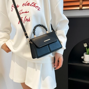 Sac à bandoulière noir élégant en cuir avec détails dorés et poignée tressée pour femme
