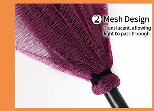 Détail d'un balai de sorcière d'Halloween avec un design en maille violette pour éclairage