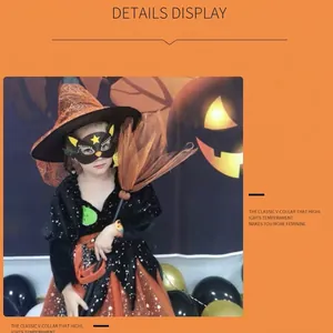 Détail du costume de sorcière enfant avec chapeau à paillettes et balai en résille