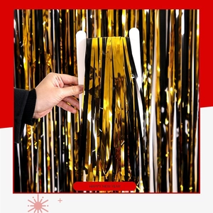 Detalle de cortina de flecos dorada y negra para decoración de pared de fondo de fiesta