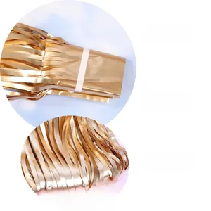 Dettaglio della tenda a frange oro opaco per sfondo festa con nappe metalliche fitte