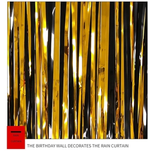 Primer plano de cortinas de flecos metálicos negro y dorado para decoración de fiestas