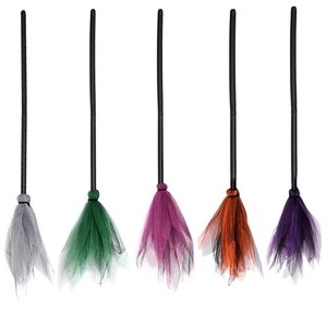 Lot de 5 balais de sorcière d'Halloween avec tulle coloré et manches en plastique noir