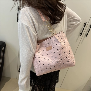 Sac fourre-tout matelassé rose avec imprimé nœuds et bandoulière en chaîne dorée chic