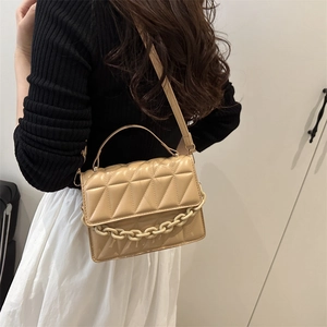 Sac à bandoulière matelassé beige avec chaîne en résine pour un look estival élégant