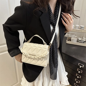 Petit sac carré blanc matelassé avec chaîne épaisse pour un style estival chic