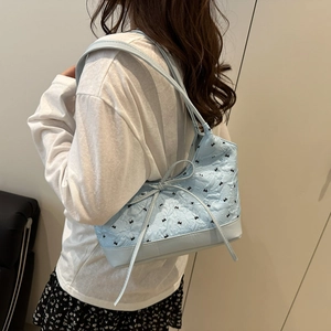 Hellblaue schicke Tragetasche mit schwarzen Schleifenmustern und Schultergurt-Design