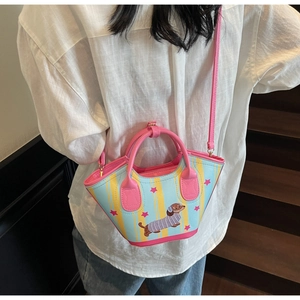 Détail du mini sac seau avec imprimé teckel et bandoulière rose porté en travers