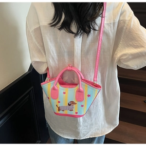 Détail du sac seau à rayures colorées avec motif teckel, anses roses et bandoulière